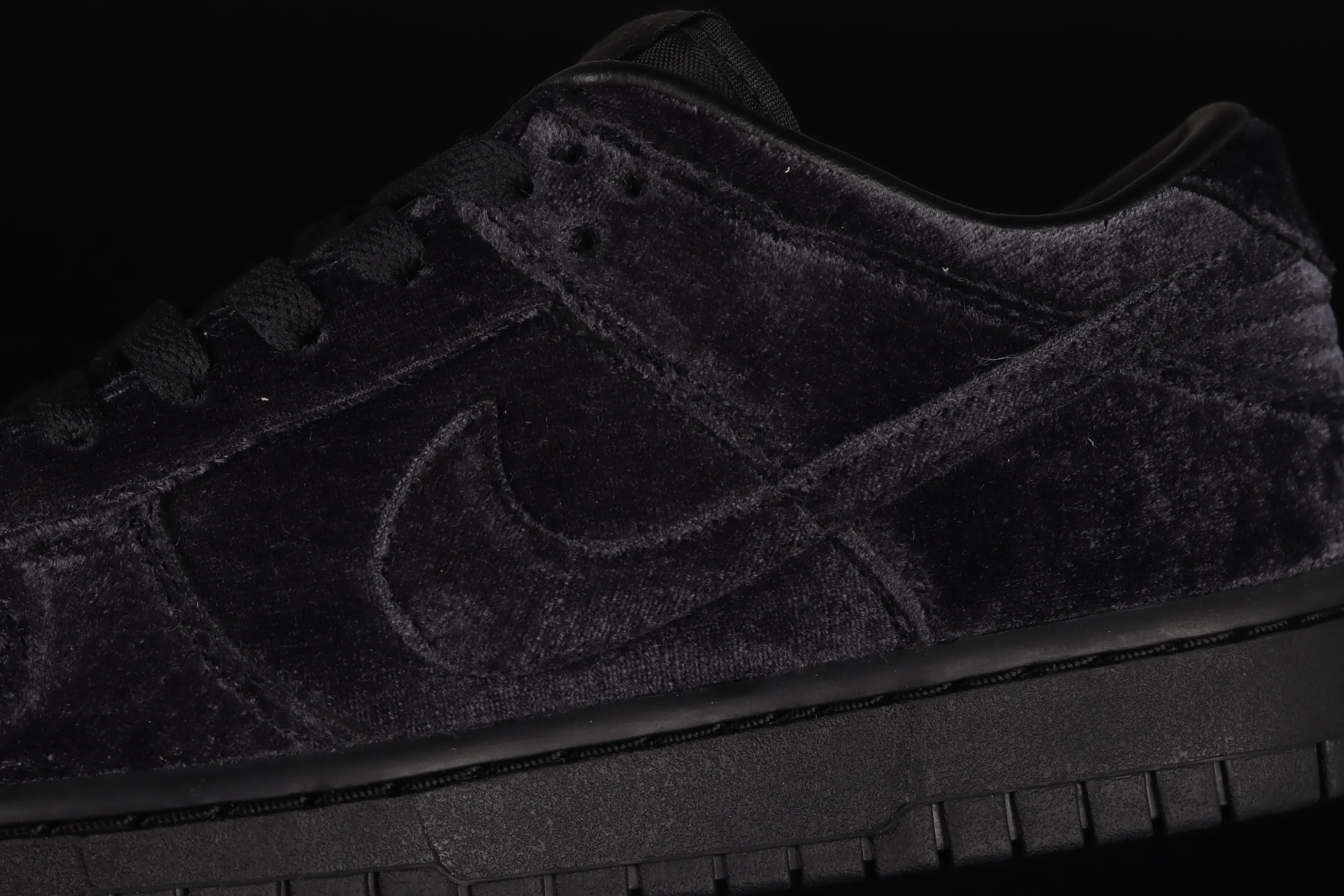 All categories Nk SB Dunk Series Nk SB Dunk Low Low-top skate shoes Pure original version Dover Street Market x Nk Dunk Low "Triple Black" Black Valentine's Day SB Dunk Series low-top skate shoes DH2686-002